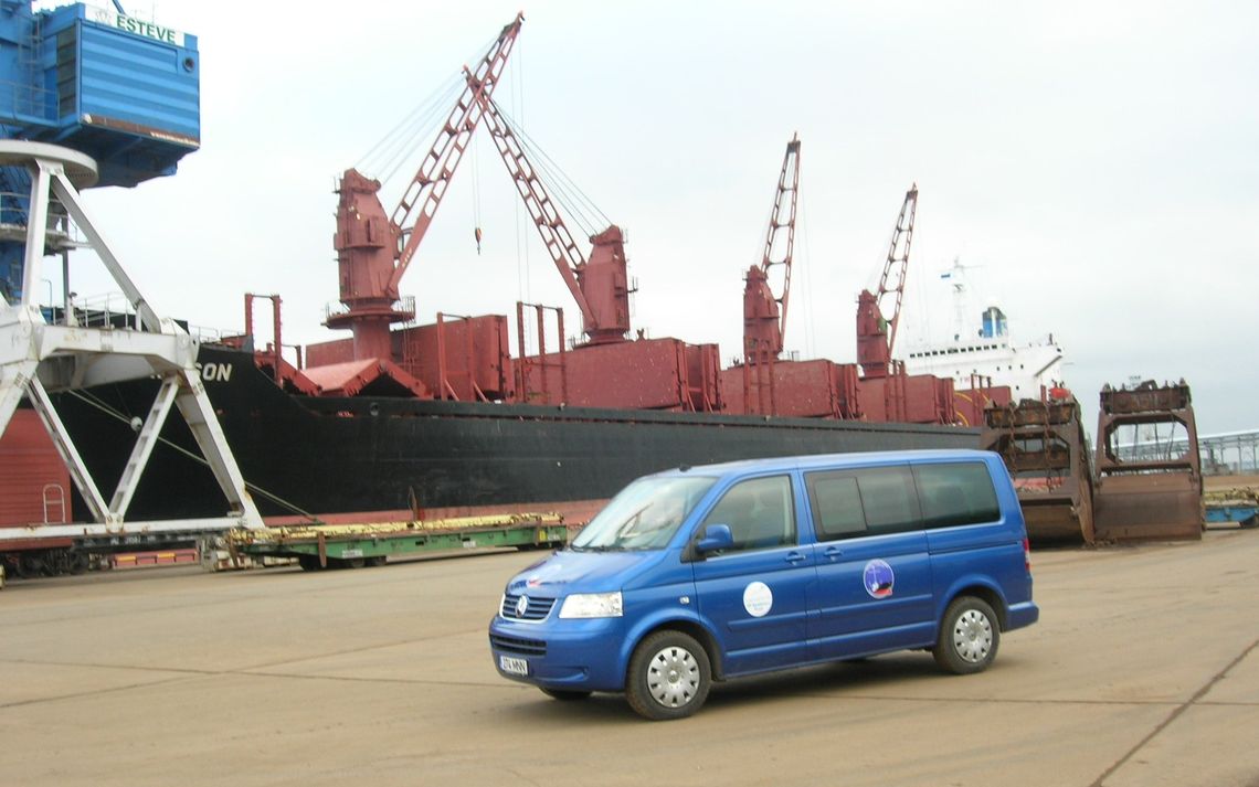 Willkommen in Paldiski - der blaue Bus der Seemannsmission wartet schon auf die Landgänger
